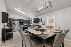 Rockwell Retreat - pool, hot tub, sleeps 18+